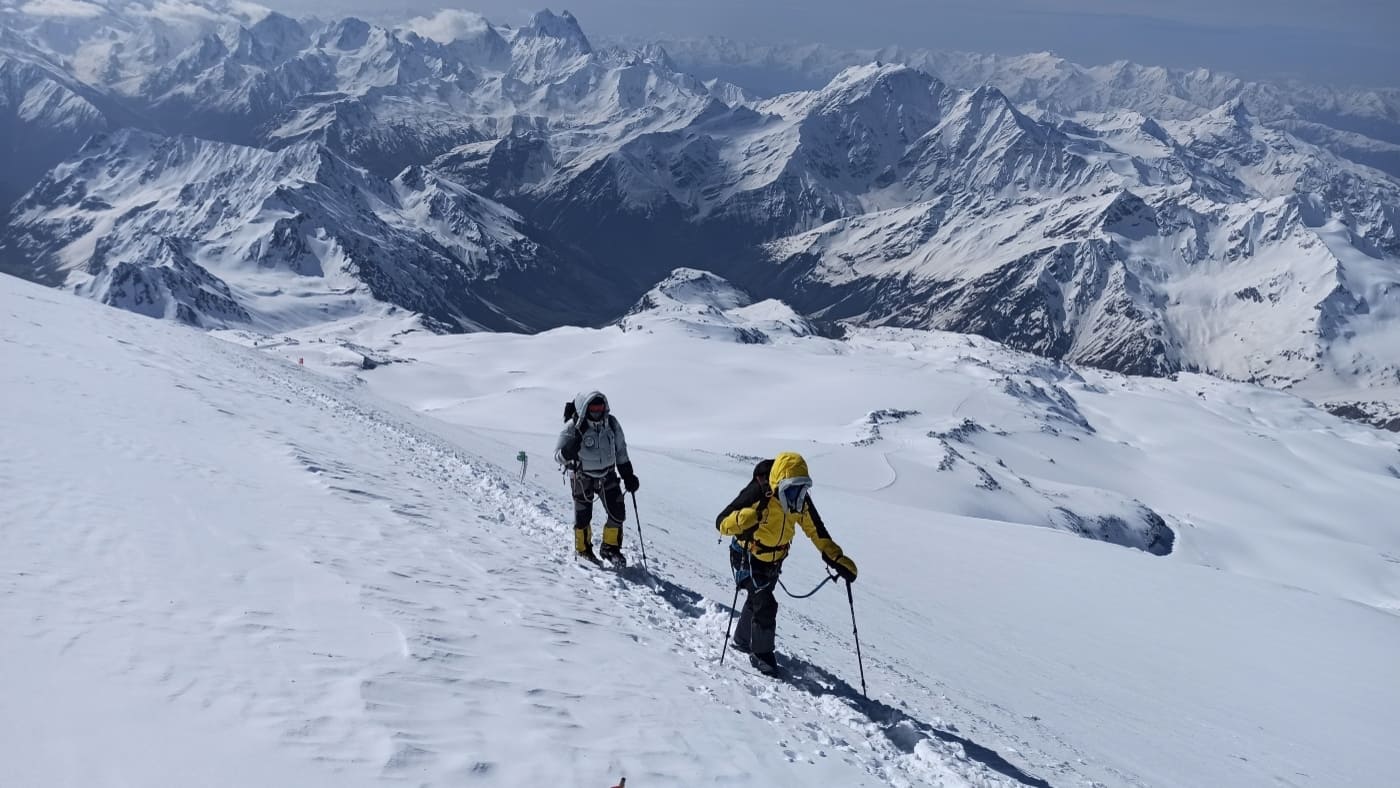 Climb Mt. Elbrus (5.642m) with snow.