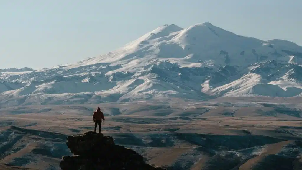 Alone man watching the majestic vist of the Elbrus in Rusia - B4Experience.