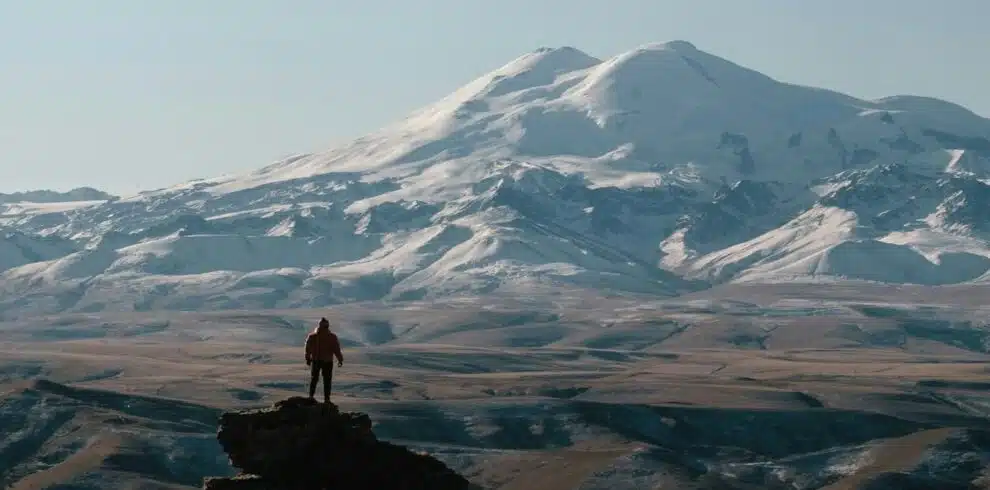 Alone man watching the majestic vist of the Elbrus in Rusia - B4Experience.