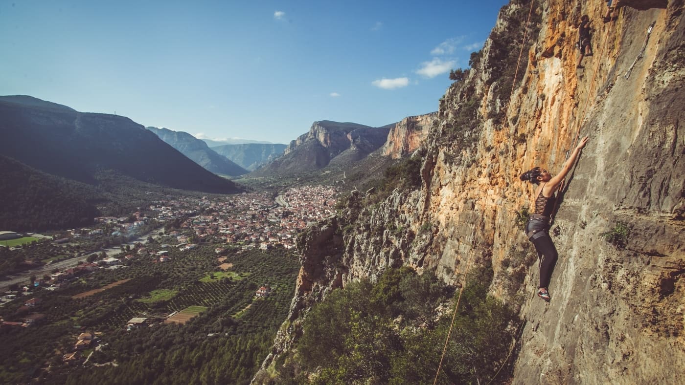 Scaling the cliffs of Leonidio with Daila Ojeda - B4Experience.