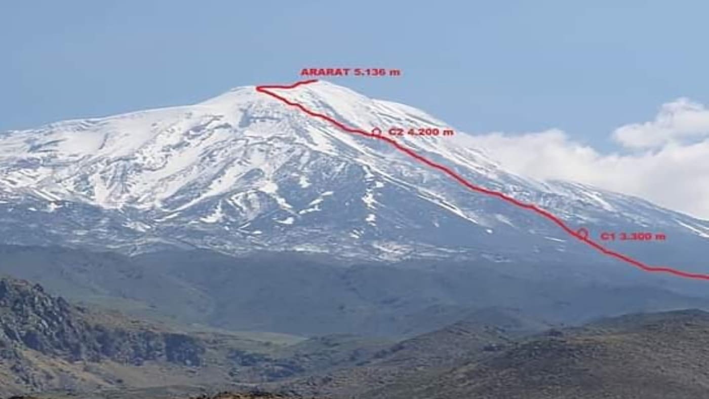 Marked ascent route to Ararat's 5.136m summit with B4Experience.