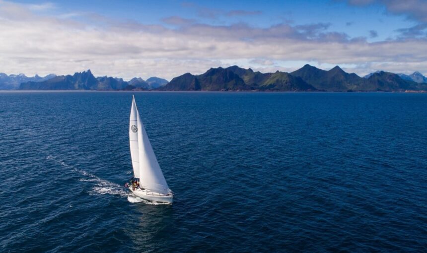 LOFOTEN AND NORTHERN NORWAY, WHAT TO DO BY SAILBOAT IN EACH SEASON?