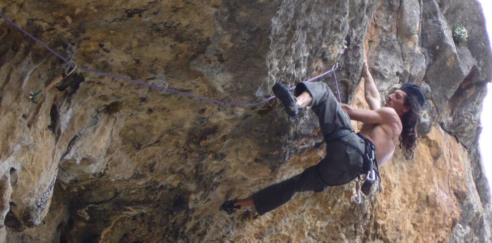 The alpinist Jordi Tosas climbing