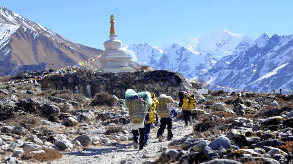 Kianjin Gompa Stupa Lantang trekking nepal trip B4Experience