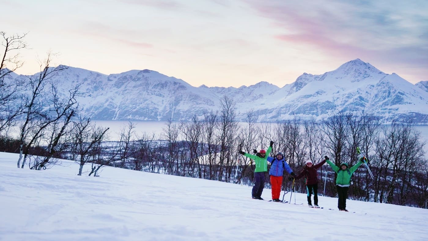 Skiing in Norway in a group: Live the adventure of skiing in the majestic Norwegian landscapes with other snow enthusiasts.