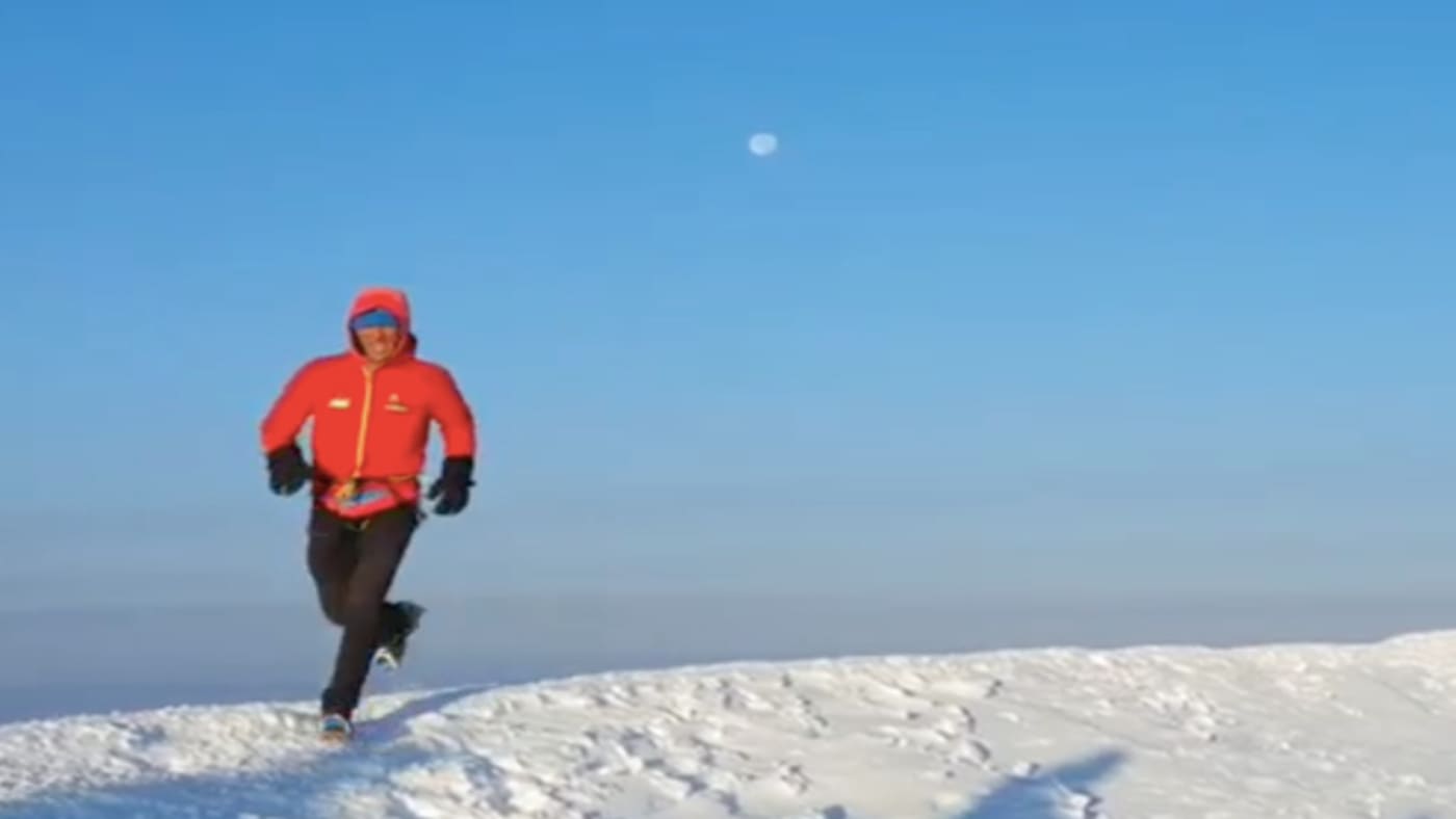 Running across a snowy ridge in high-altitude conditions with B4Experience