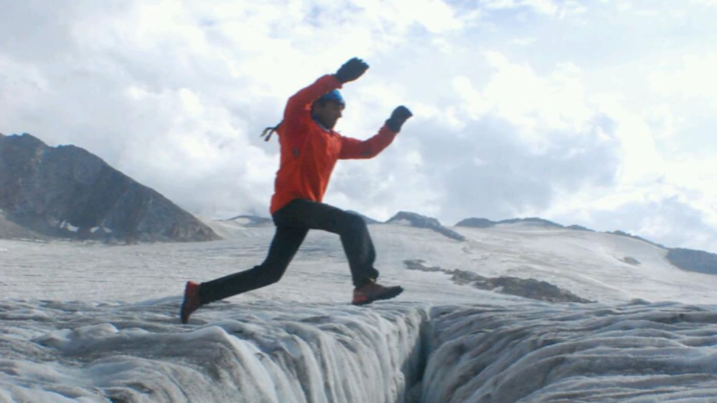 Running across the icy landscapes of the Alps with B4Experience