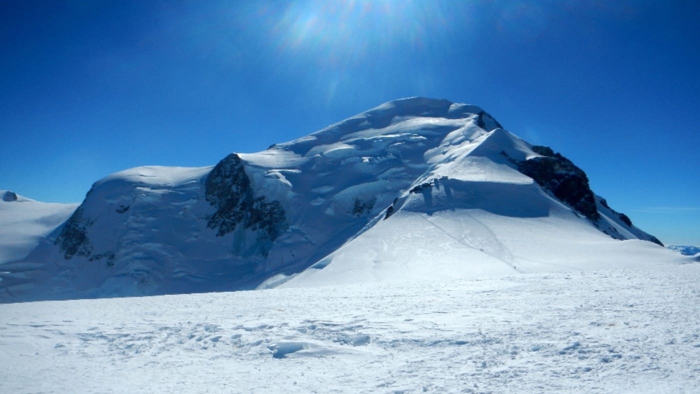 Bright blue skies over Mont Blanc's snowy summit with B4Experience