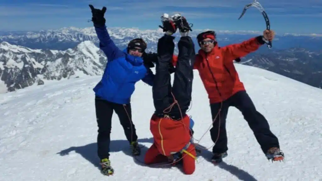 Els escaladors victoriosos celebren el cim del Mont Blanc amb B4Experience
