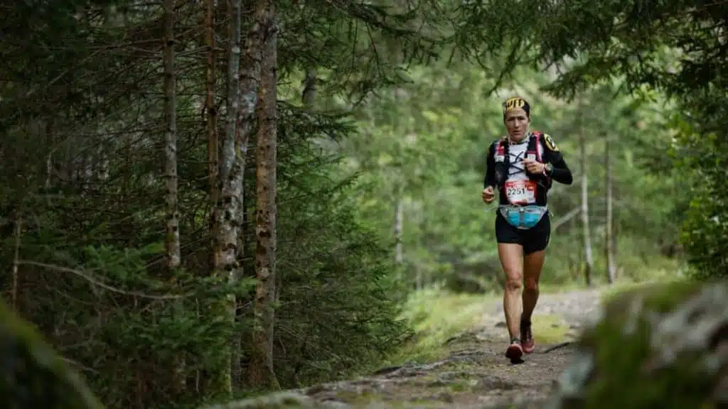 Trial runner jogging through a dens forest path, Nuria Picas - B4Experience.