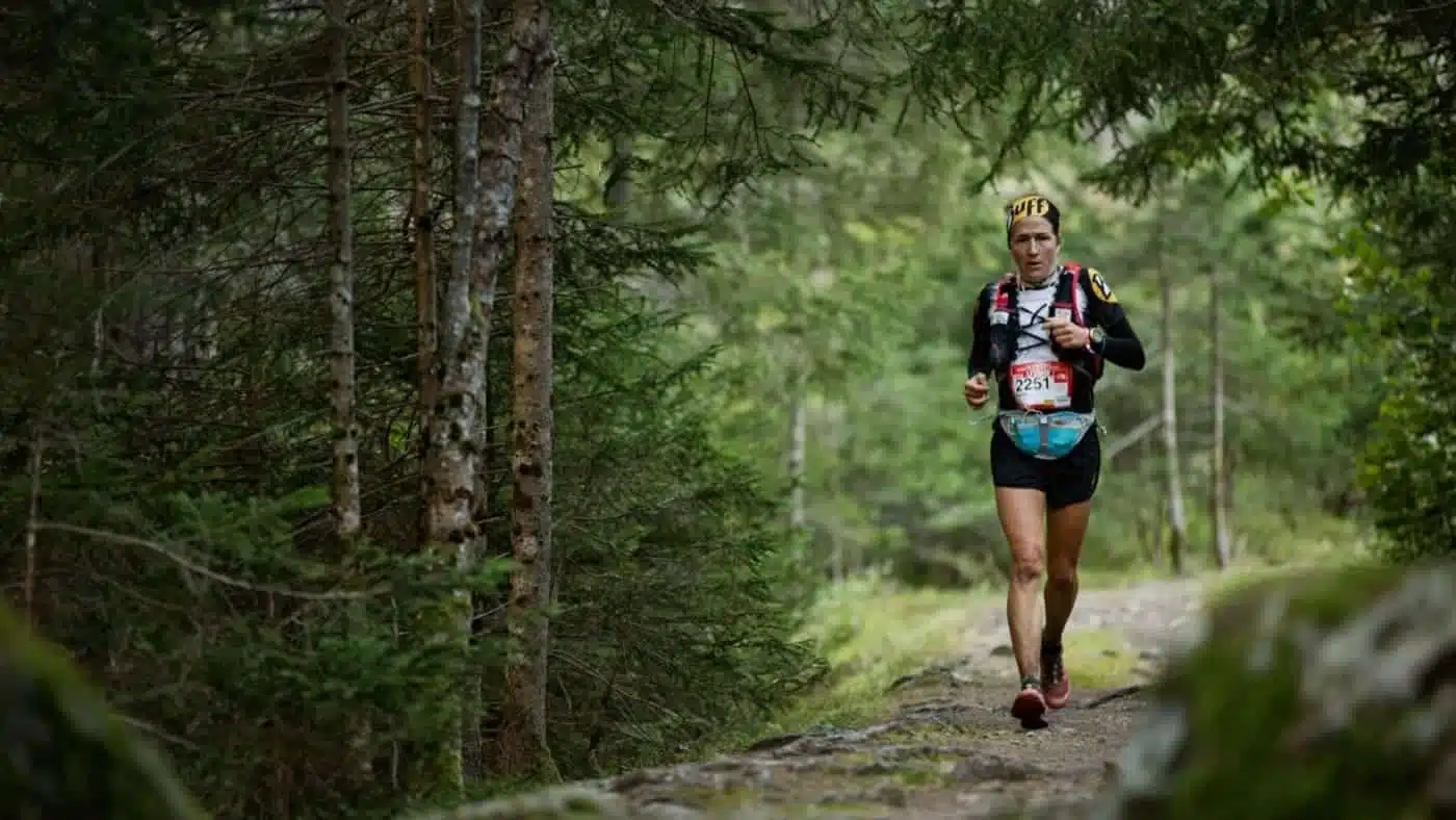 Trial runner jogging through a dens forest path, Nuria Picas - B4Experience.
