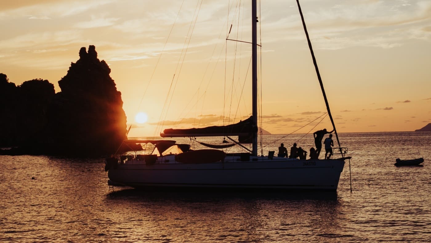 Sailing in Mallorca, friends enjoying the sunset at sea with B4Experience