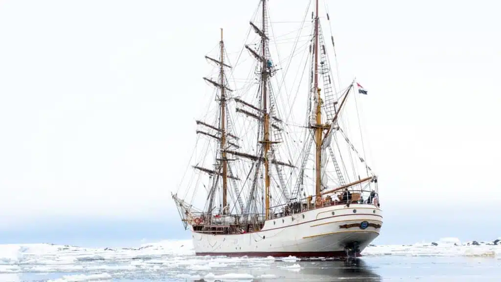 Sailing through icy waters towards Antarctica with B4Experience