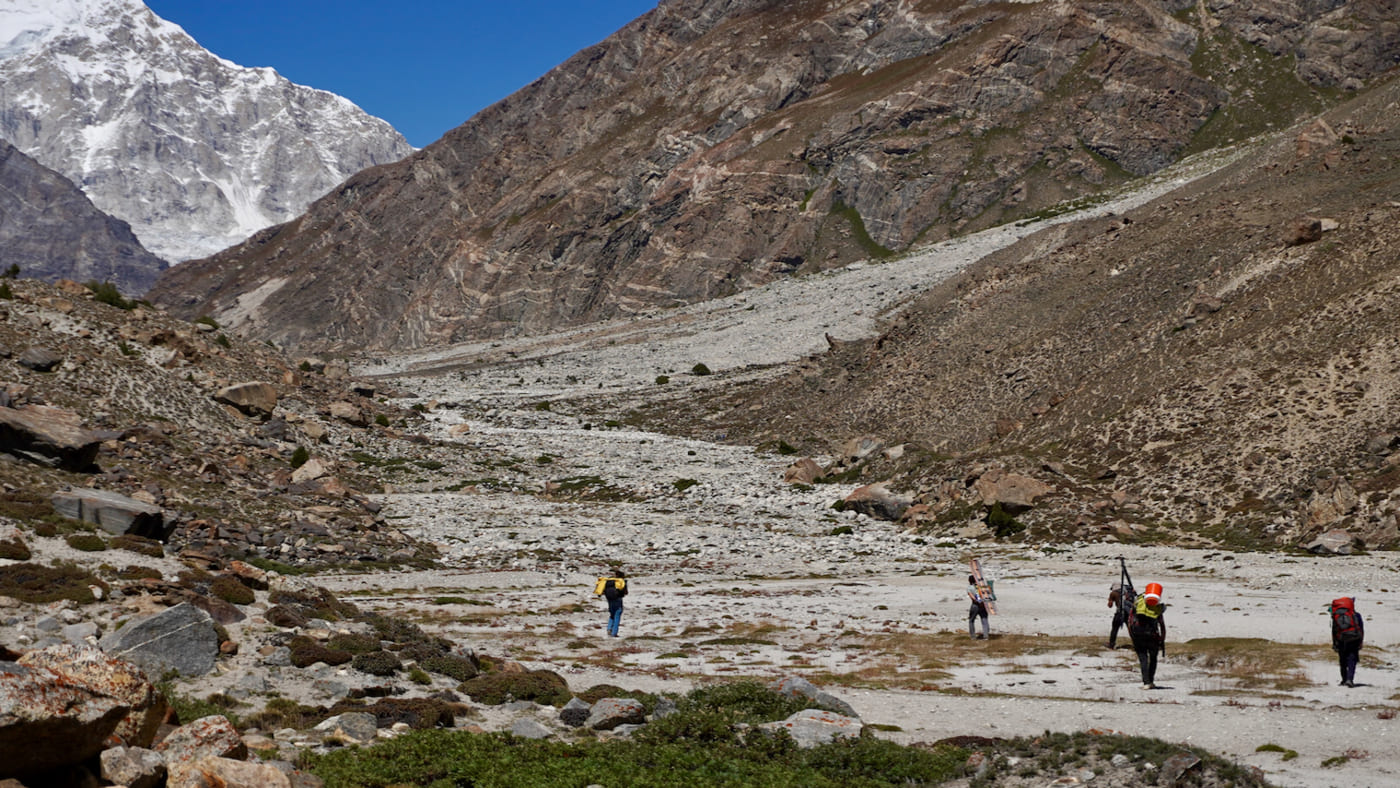 Trekkers navigate rocky terrain in LailaPeak2023-37 with B4Experience