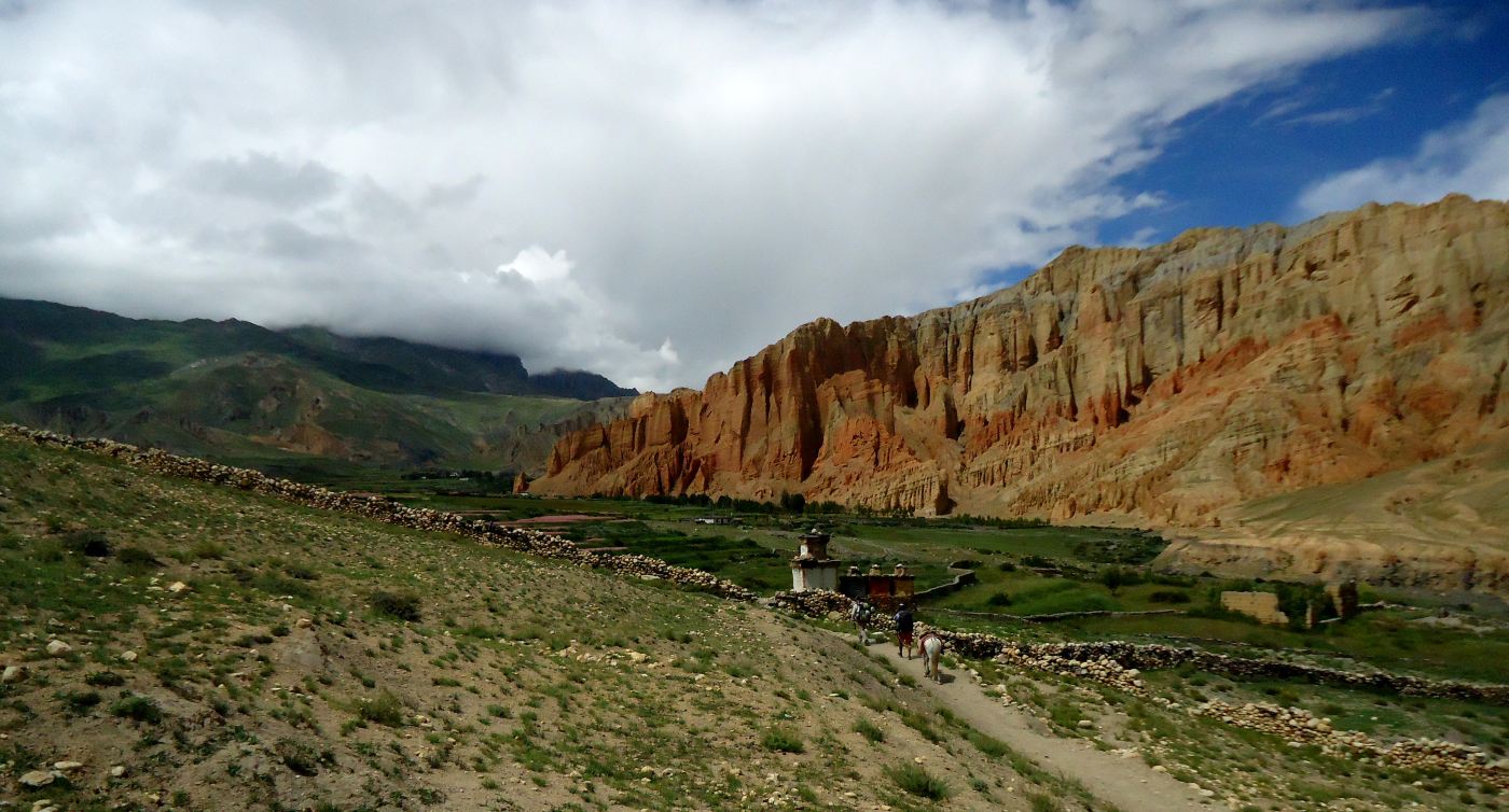 Scenic vies of the Mustang Dhakmar cliffs - B4Experience