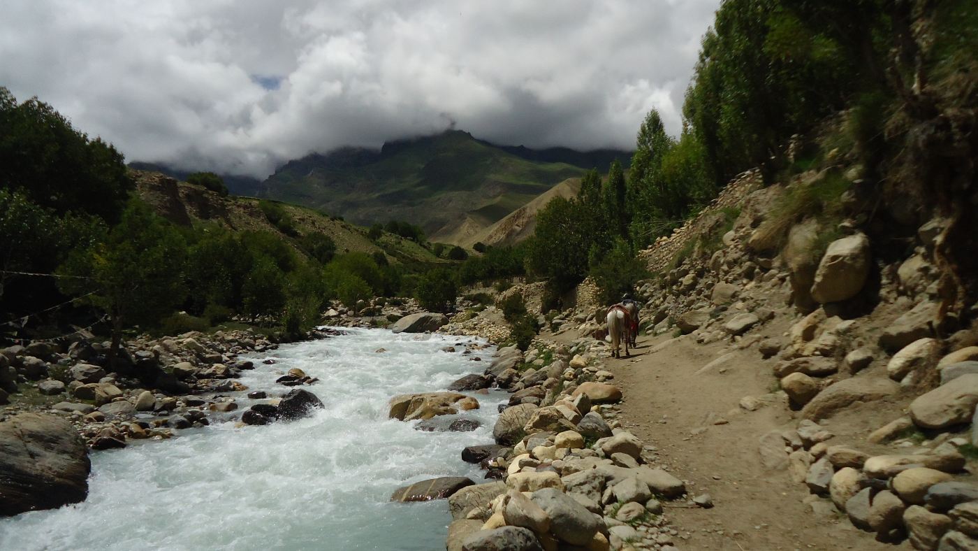 Following the river trail through Mustang's rugged landscapes - B4Experience